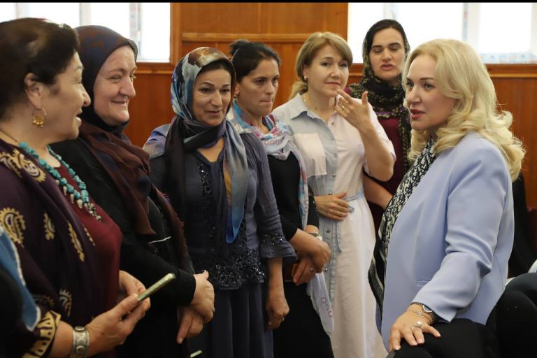 Министр культуры РД Зарема Бутаева посетила объекты культуры Акушинского района.