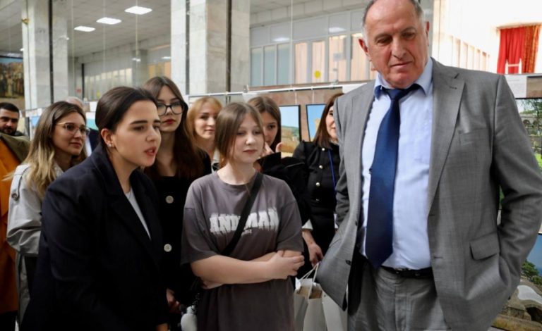 В Дагестане провели аукцион рисунков детей, прибывших из Белгородской области