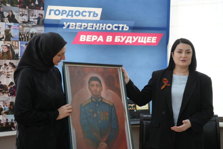 В Штабе общественной поддержки РД открылась выставка работ проекта «Портрет солдата»