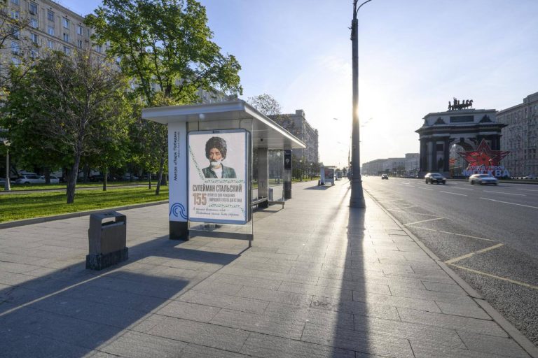 Банеры с изображением Сулеймана Стальского размещены в Москве и Санкт — Петерберге