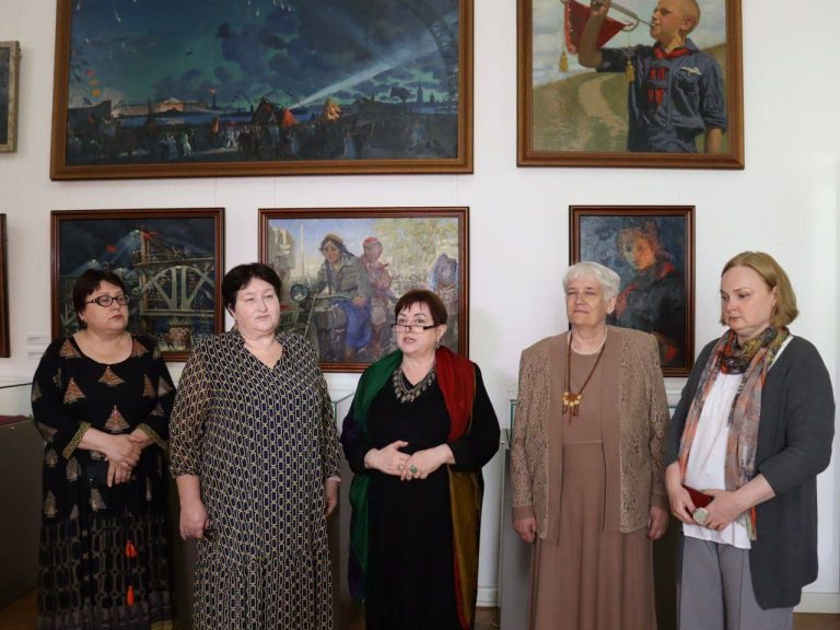 По приглашению Сергея Меликова в Дагестане проходят выставки Государственного центрального музея современной истории России.