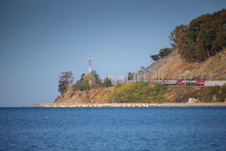 РЖД запустит новый маршрут Адлер – Махачкала на лето, сообщается (https://t.me/rzd_oao/1797) в Telegram-канале компании