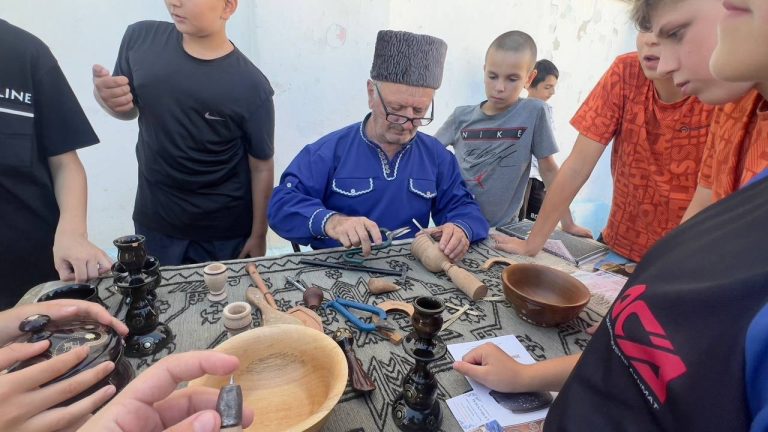 Дети из Белгородской и Запорожской областей освоили секреты народных художественных промыслов Дагестана