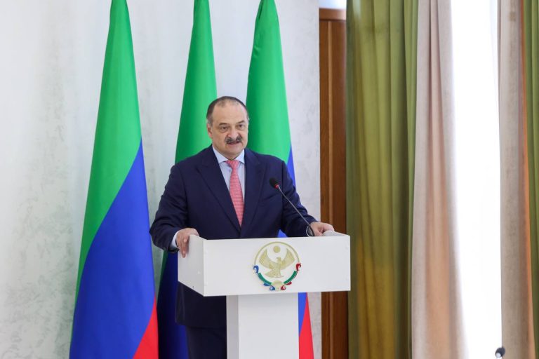 Сергей Меликов поприветствовал участников церемонии награждения ко Дню Конституции.