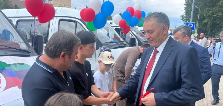 Абдурахман Махмудов вручил многодетным семьям ключи от микроавтобусов