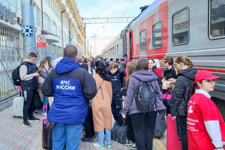 Дагестан вновь принимает детей из Белгородской области!  На Махачкалинский вокзал прибыл поезд с 233 юными гостями и 21 сопровождающим их педагогом из Белгорода и Белгородского района. Ребята, вынужденные покинуть родные места, продолжат обучение в школах Дагестана в безопасных условиях.   Встретить белгородцев приехал министр образования и науки РД Яхья Бучаев, представители региональных и муниципальных ведомств, а также волонтеры и активисты детских общественных организаций.  Детям будут предоставлены все необходимые условия для комфортного обучения и проживания.   🗣️Понимая важность непрерывного образовательного процесса, Дагестан окажет всестороннюю поддержку, чтобы школьники могли спокойно учиться и чувствовать себя как дома.