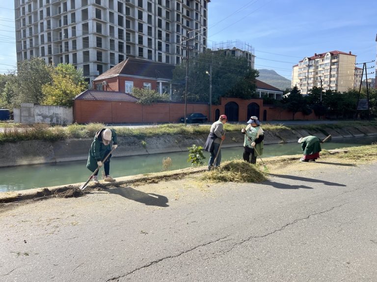 В Махачкале в рамках экологической акции расчистили русло канала им. Октябрьской революции