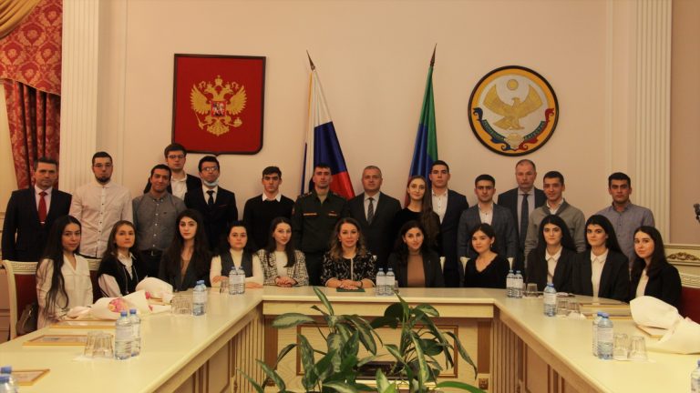 В Дагестане увеличили количество стипендий главы республики для молодых ученых.