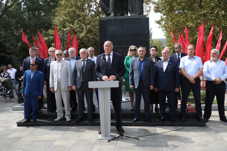 38-ой Гамзатовский фестиваль «Белые журавли» приурочен к 90-летию создания Союза писателей Дагестана  Об этом на открытии литературного фестиваля сообщил (https://t.me/pravitelstvord/20923) Председатель Правительства Дагестана Абдулмуслим Абдулмуслимов.  🕊«Дни Белых журавлей» отмечаются по всей России и далеко за ее пределами. Впервые «Дни Белых журавлей» прошли в Гунибе 6 августа 1986 года. Тогда на открытии выступили авторы песни «Журавли» Расул Гамзатов и Ян Френкель.  Праздник учрежден народным поэтом Дагестана Расулом Гамзатовым, некогда возглавлявшим Союз Писателей РД, как праздник в память о павших на полях сражений во всех войнах.