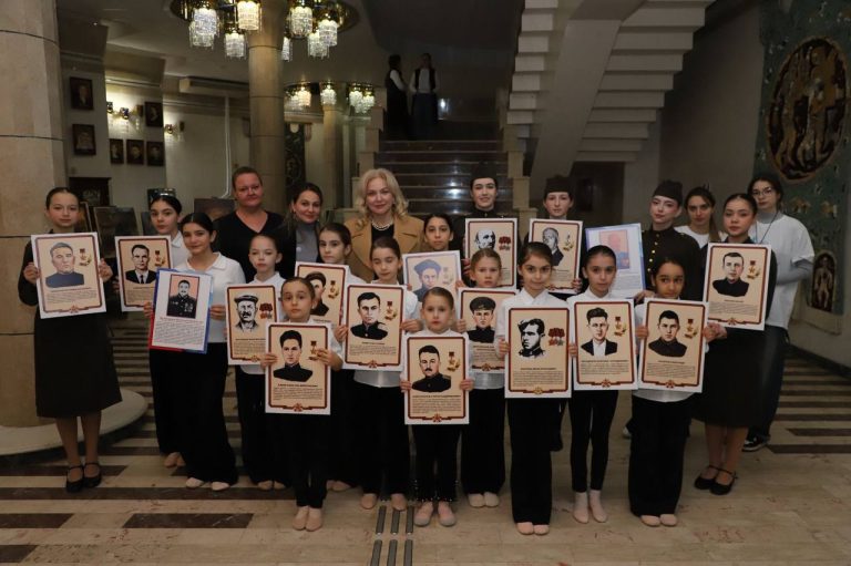 В Кумыкском театре состоялся концерт, посвященный празднованию Дня Героев Отечества.