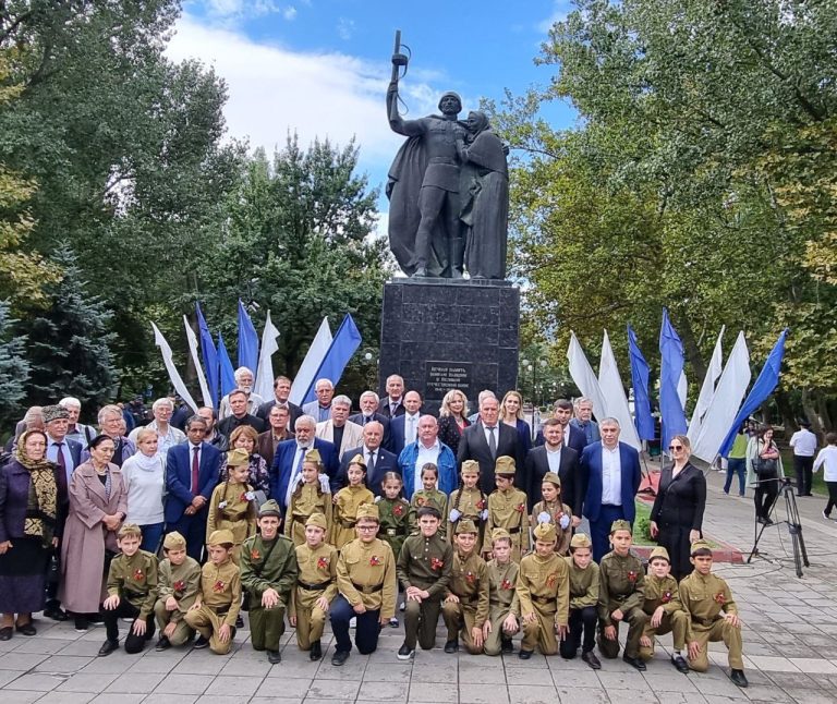 90-летие создания Союза писателей Дагестана отметили в Махачкале. В тот же вечер прошло и открытие 38-го Международного Гамзатовского литературного фестиваля «Дни Белых журавлей».   Торжественное мероприятие прошло в Русском театре.  До начала официальной церемонии Абдулмуслим Абдулмуслимов ознакомился с выставкой, посвященной 90-летию писательской организации, а также юбилеям Сулеймана Стальского, Эффенди Капиева, Абдулы Магомедова, стоявших у истоков республиканской писательской организации.