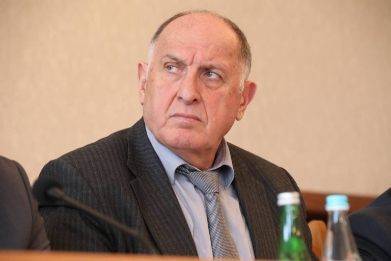 Абдулмуслим Абдулмуслимов поручил усилить персональную ответственность руководителей медучреждений за показатели младенческой смертности