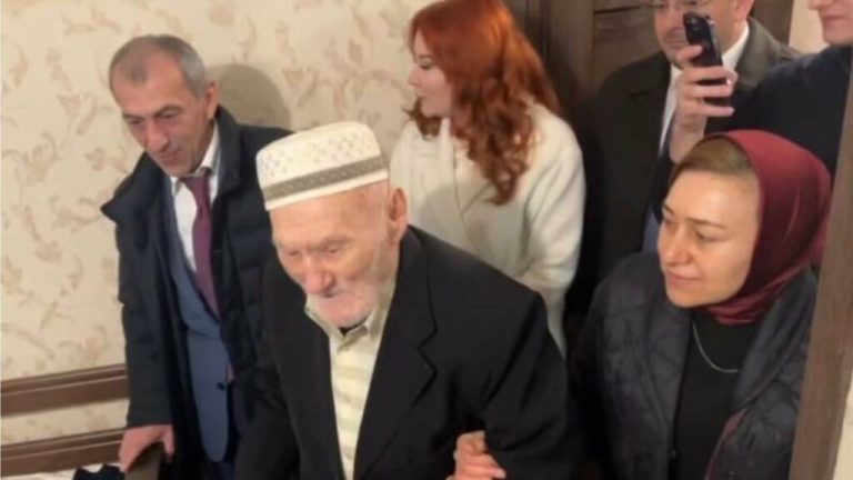 Ветеран Великой Отечественной войны Муса Багаудинов вернулся в свою обновлённую по поручению Сергея Меликова квартиру.