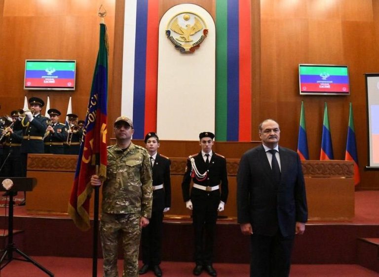 В батальон «Каспий» привезли боевое знамя.