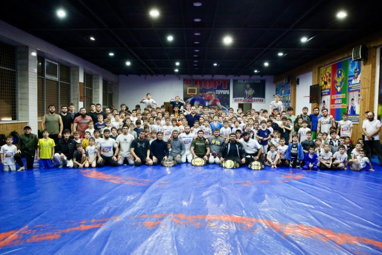 Дагестанские бойцы пообщались с молодежью Махачкалы