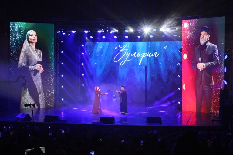 В большом зале Русского театра прошел грандиозный концерт «Этно» народных артистов Дагестана Ларисы Гаджиевой и Ахмеда Ахмедова.