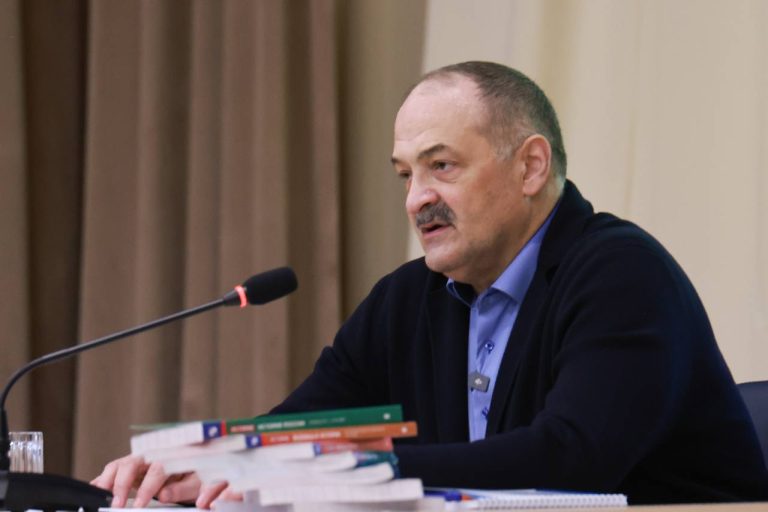 Сергей Меликов в начале «Разговоров о важном» поздравил школьников с Днем Героев Отечества.