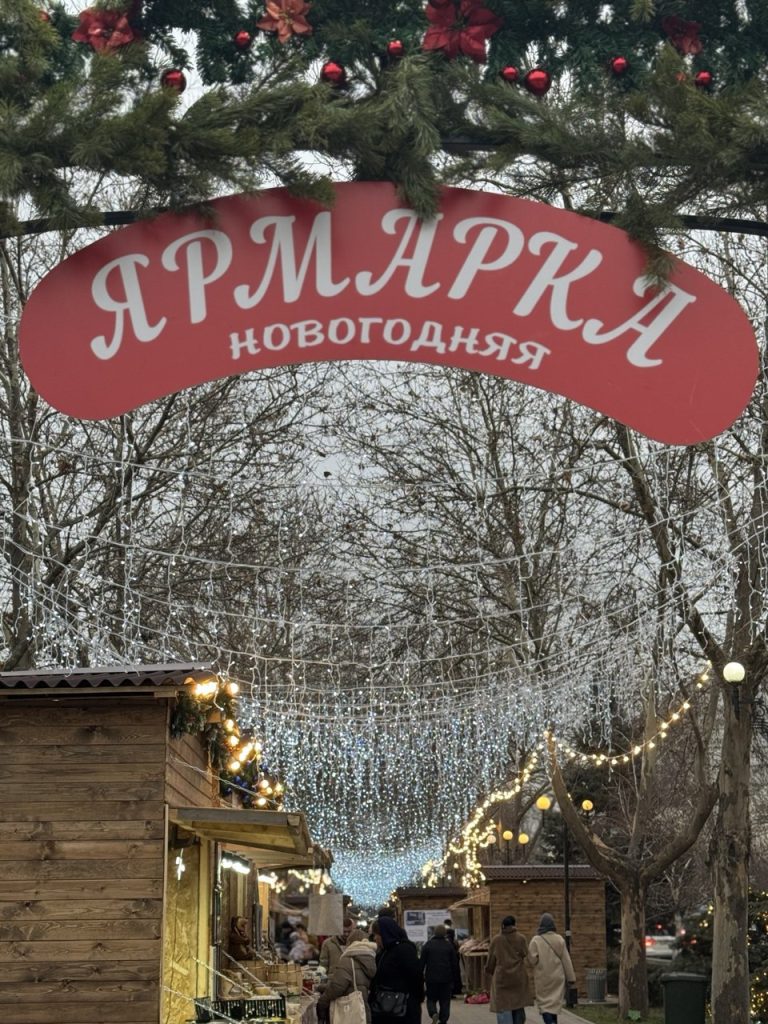 На проспекте Расула Гамзатова в Махачкале продолжает работать новогодняя ярмарка.