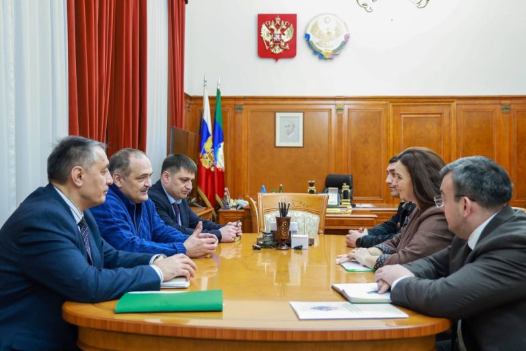 Сергей Меликов встретился с руководителем Департамента по работе с регионами госфонда «Защитники Отечества» Любовью Фроловой и новым руководителем дагестанского филиала фонда.