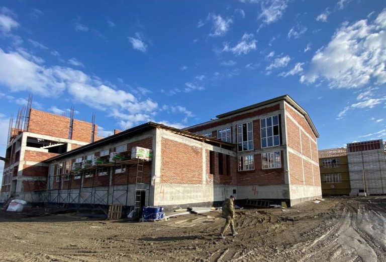 Облицовка фасада, внутренняя отделка, подготовка спортплощадок: в селе Пятилетка Хасавюртовского района кипит работа на стройплощадке новой школы