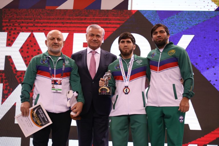 Сборная Дагестана по вольной борьбе в очередной раз заняла первое место в командном зачете на международном турнире «Кубок Ивана Ярыгина» в Красноярске.