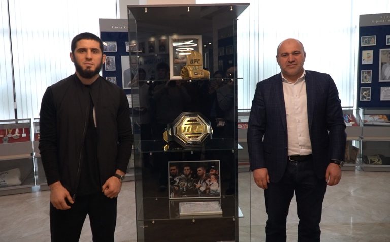 Ислам Махачев передал чемпионский пояс UFC в музей Минспорта Дагестана