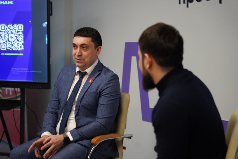 В Махачкале прошла пресс-конференция министра по делам молодежи РД Камиля Саидова