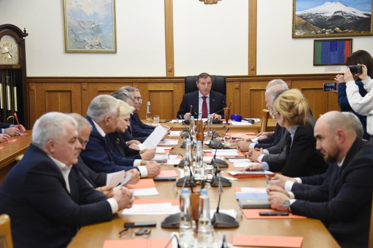 Заур Аскендеров дал старт мероприятиям, посвященным 30-летию Народного Собрания Республики Дагестан