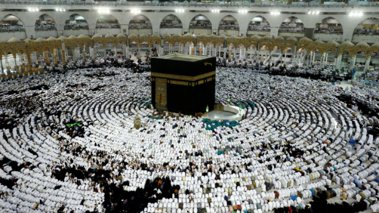 В мае 5000 человек отправятся на благотворительный Хадж от сенатора Сулеймана Керимова.