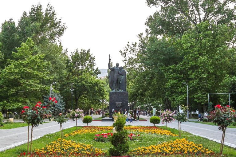 Сергей Меликов поручил разбить аллею из 80 деревьев в парке имени Ленинского Комсомола Махачкалы в годовщину Победы.