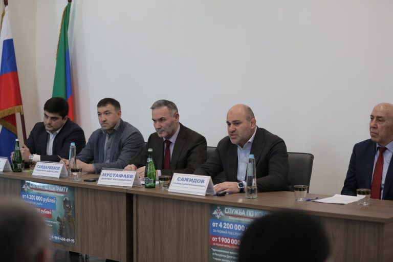 Сажид Сажидов провел встречу с директорами подведомственных спортивных школ и организаций.