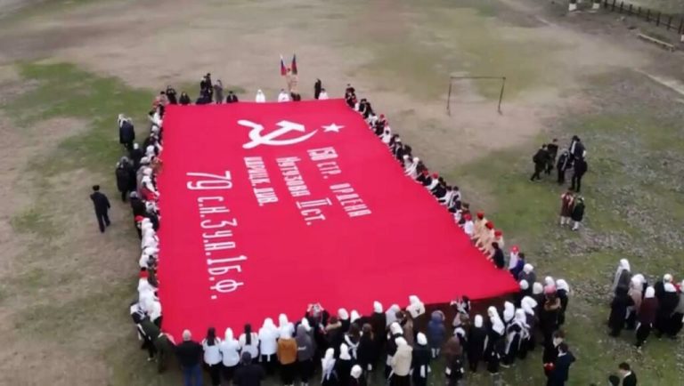 В Тарумовском районе развернули масштабную копию Знамени Победы.