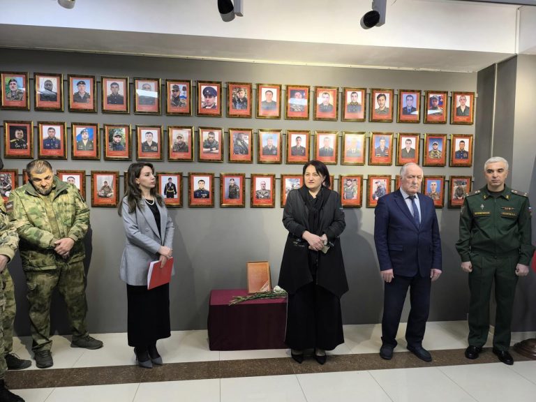 В Доме дружбы стартовал вернисаж выставки «Доблесть земляков».