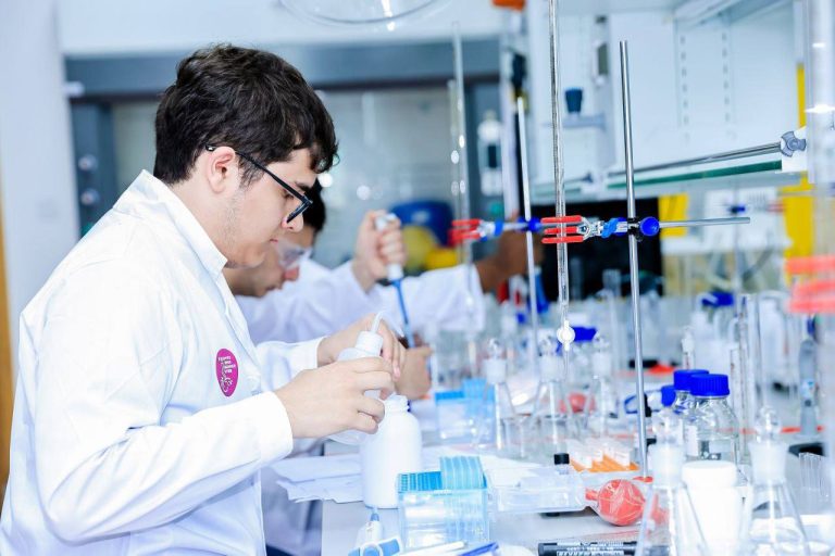 Как выпускник Сириуса обошёл 15 китайцев: история химика из Дагестана