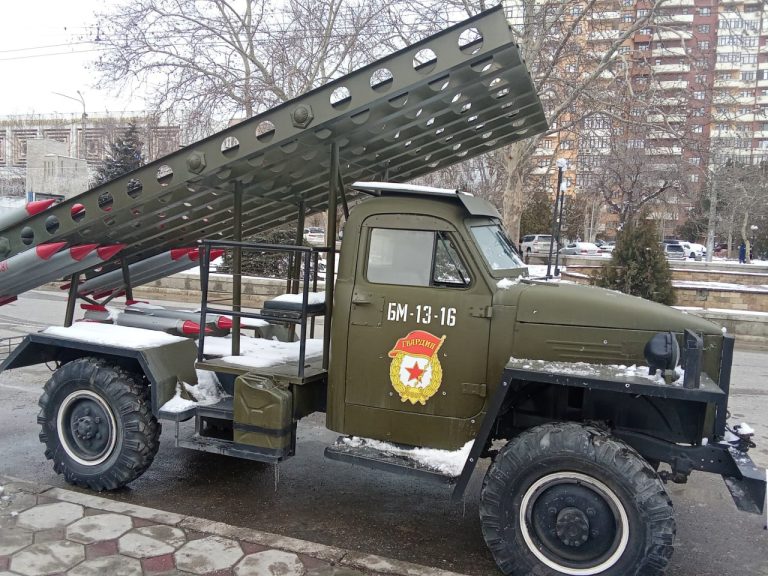 Выставка военной техники и оружия, организованная Минмолодежи Дагестана, открылась перед Русским театром в Махачкале.