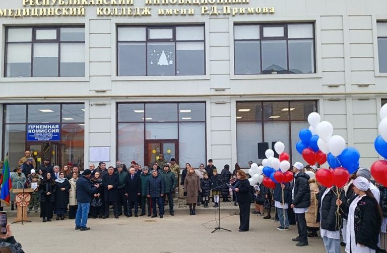 В Дербенте открыли мемориальную плиту в честь участника СВО, кавалера двух Орденов Мужества, обладателя крапового берета — Руслана Примова
