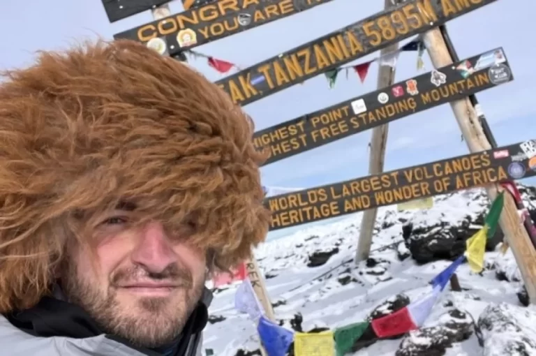 Альпинист из Дагестана Ахмед Муртузалиев станцевал лезгинку на Килиманджаро