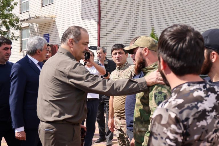 В Дагестане планируют предусмотреть вовлечение в кадровые проекты военнослужащих, участвующих в СВО, без высшего образования.