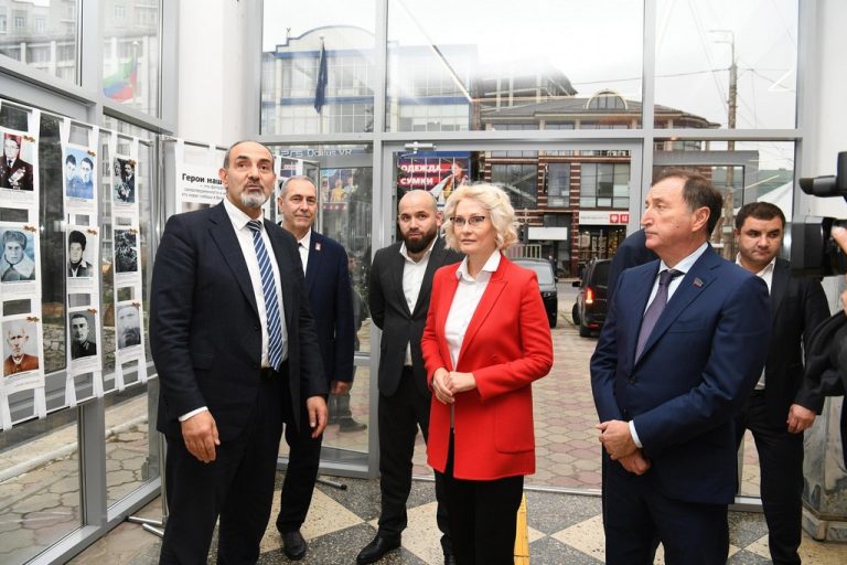 Заур Аскендеров и Виктория Абрамченко ознакомились с работой двух республиканских колледжей