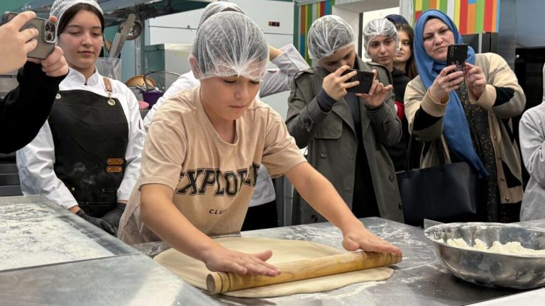 Студенты ДГУНХ отправили партию домашней выпечки в зону СВО